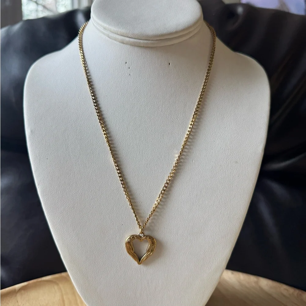Gold Heart Pendant Necklace - Picture 3 of 6